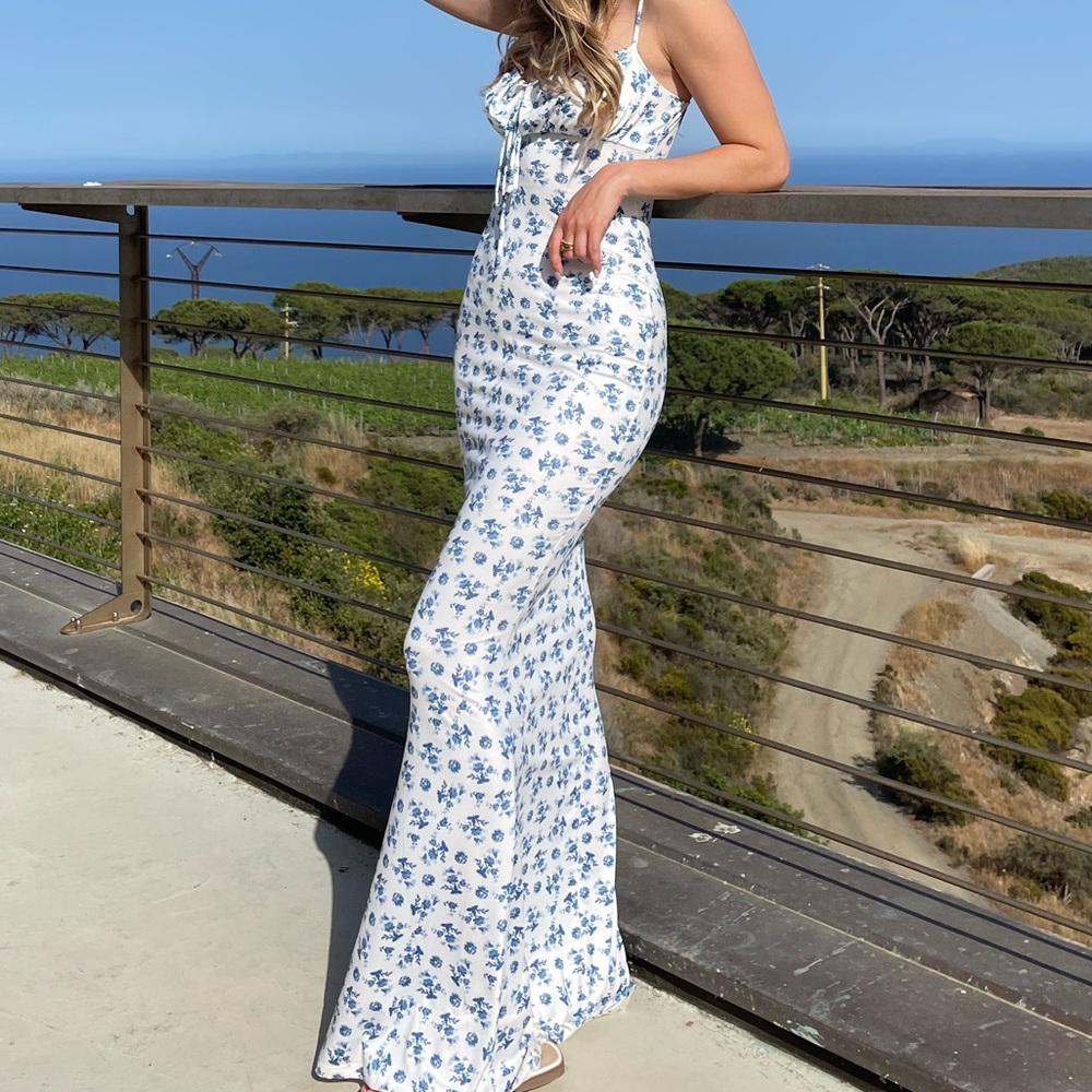 WHITE AND BLUE FLORAL MAXI DRESS